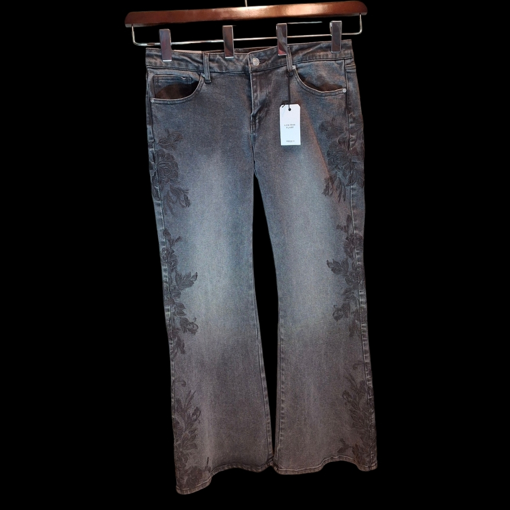 Forever 21 Denim Flare Low Rise Slim Fit Floral Embroidery Jeans Women Size 30 - Picture 3 of 16